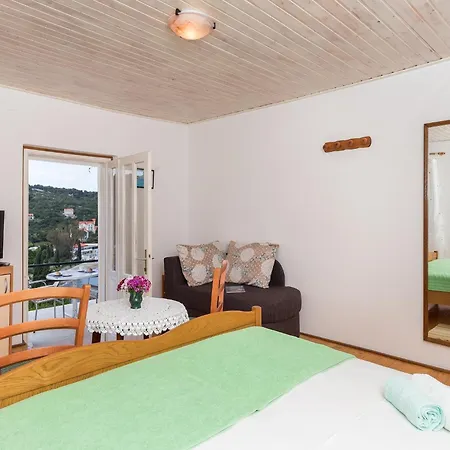 Miskovic - With Balcony And Sea View East Donje Celo