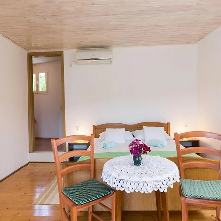 Miskovic - With Balcony And Sea View East Daire Donje Celo